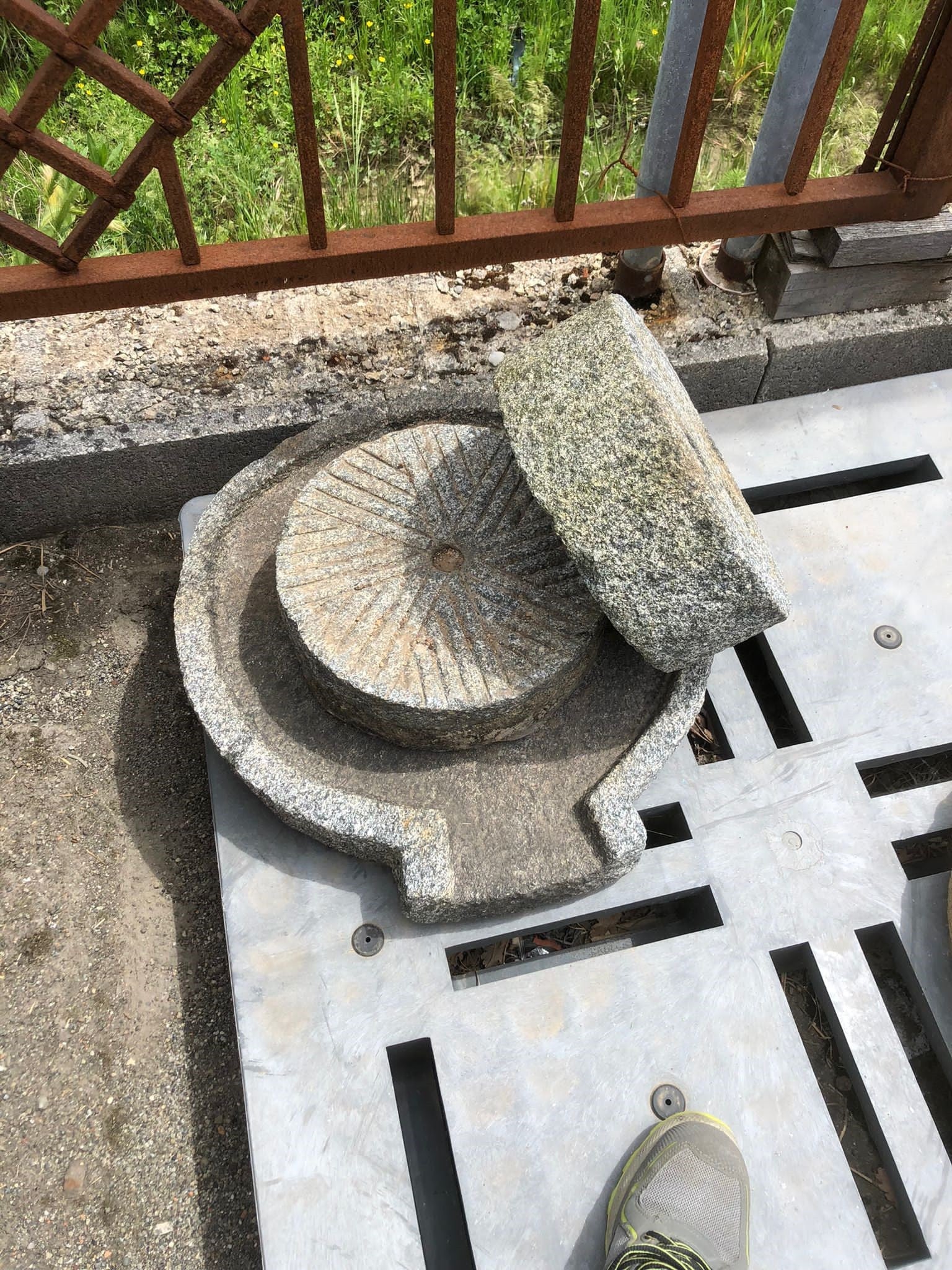 Biscottini Macina in pietra antica, misure assortite Vecchia pietra, passato Offerta