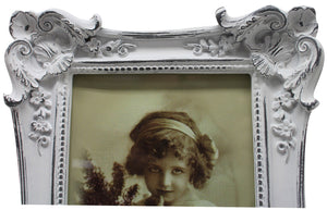 Biscottini Portafoto da appoggio verticale/orizzontale in resina finitura bianca anticata L15,5xPR3,5xH20,5 cm