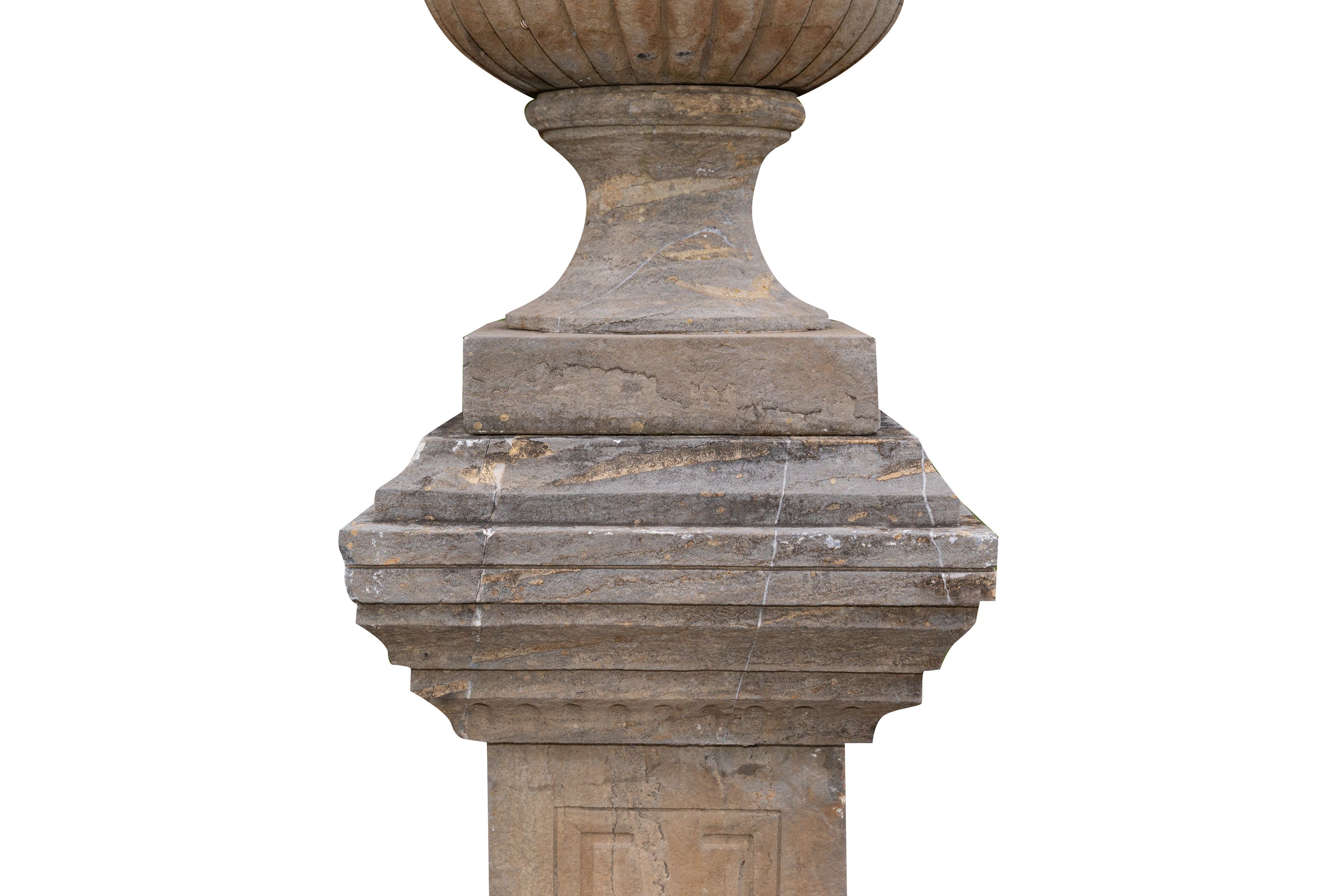 Biscottini Vaso con base in pietra L65xPR65xH198 cm completo base, dimensioni Offerta