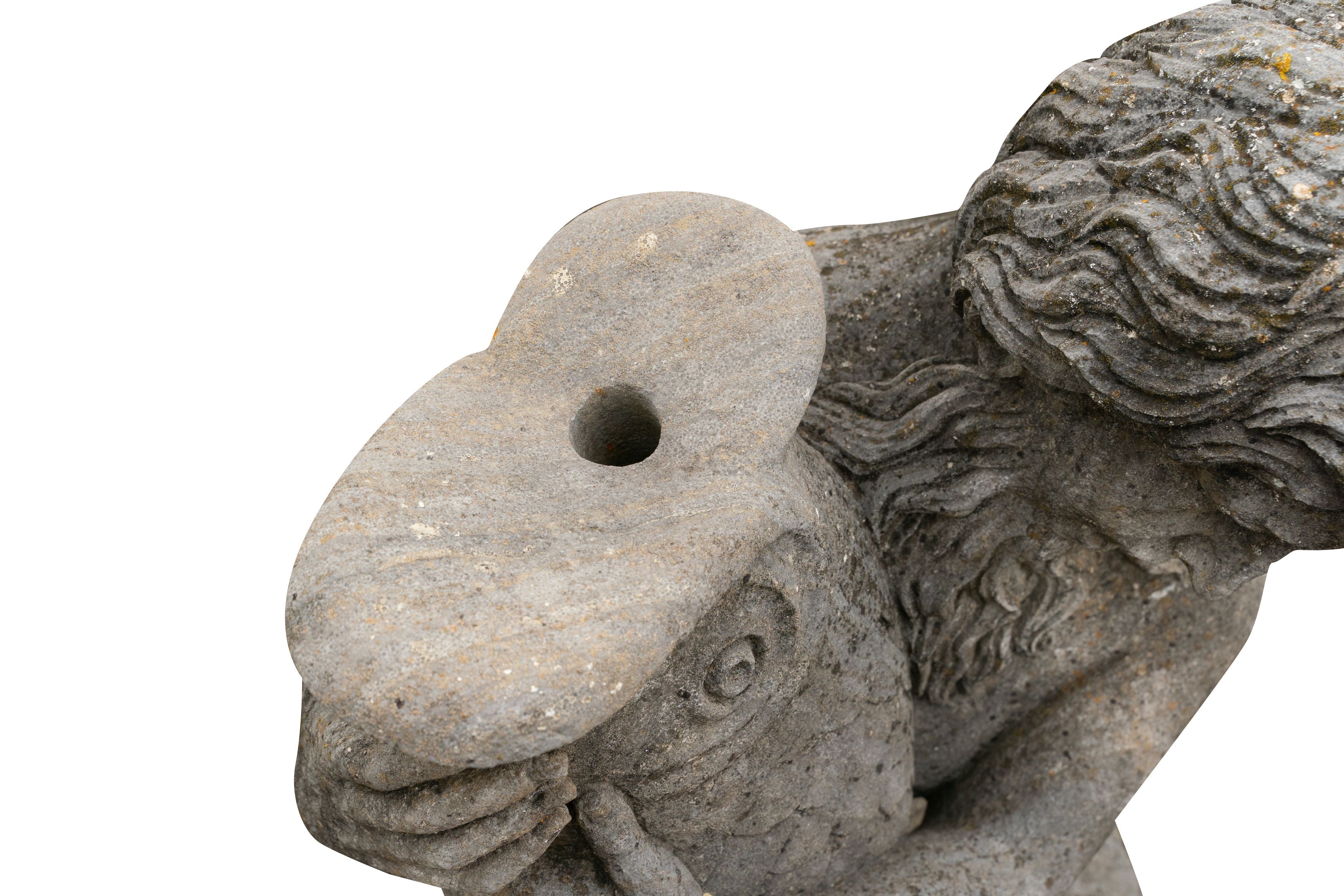 Biscottini Vecchia statua in pietra raffigurante un uomo con un pesce Molto solida robusta