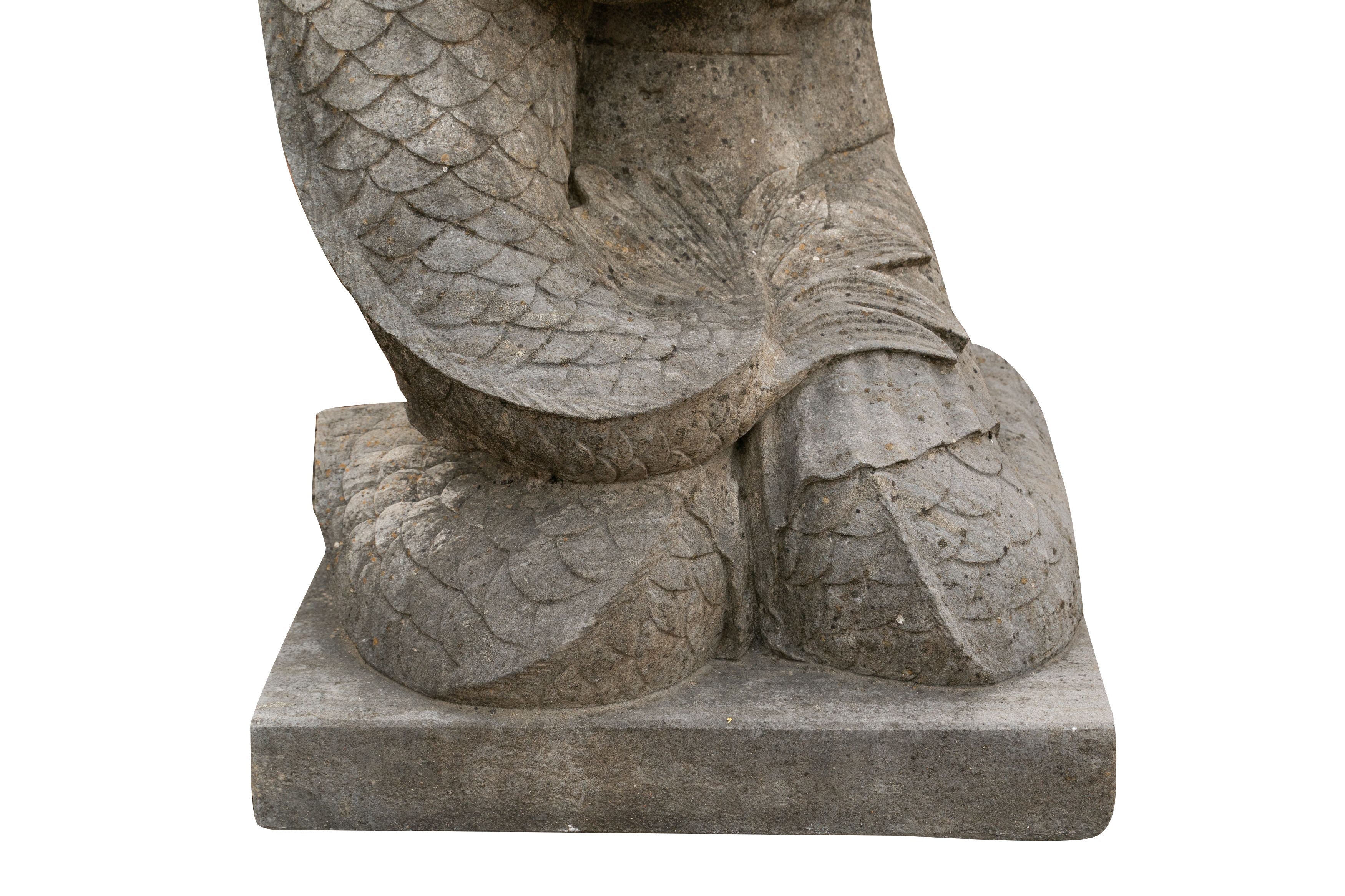 Biscottini Vecchia statua in pietra raffigurante un uomo con un pesce Molto solida robusta