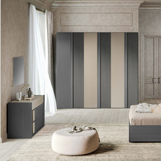 Camera da letto Faba con armadio 6 ante battenti in grigio e talco e letto contenitore in legno colore grigio e dettaglio talco