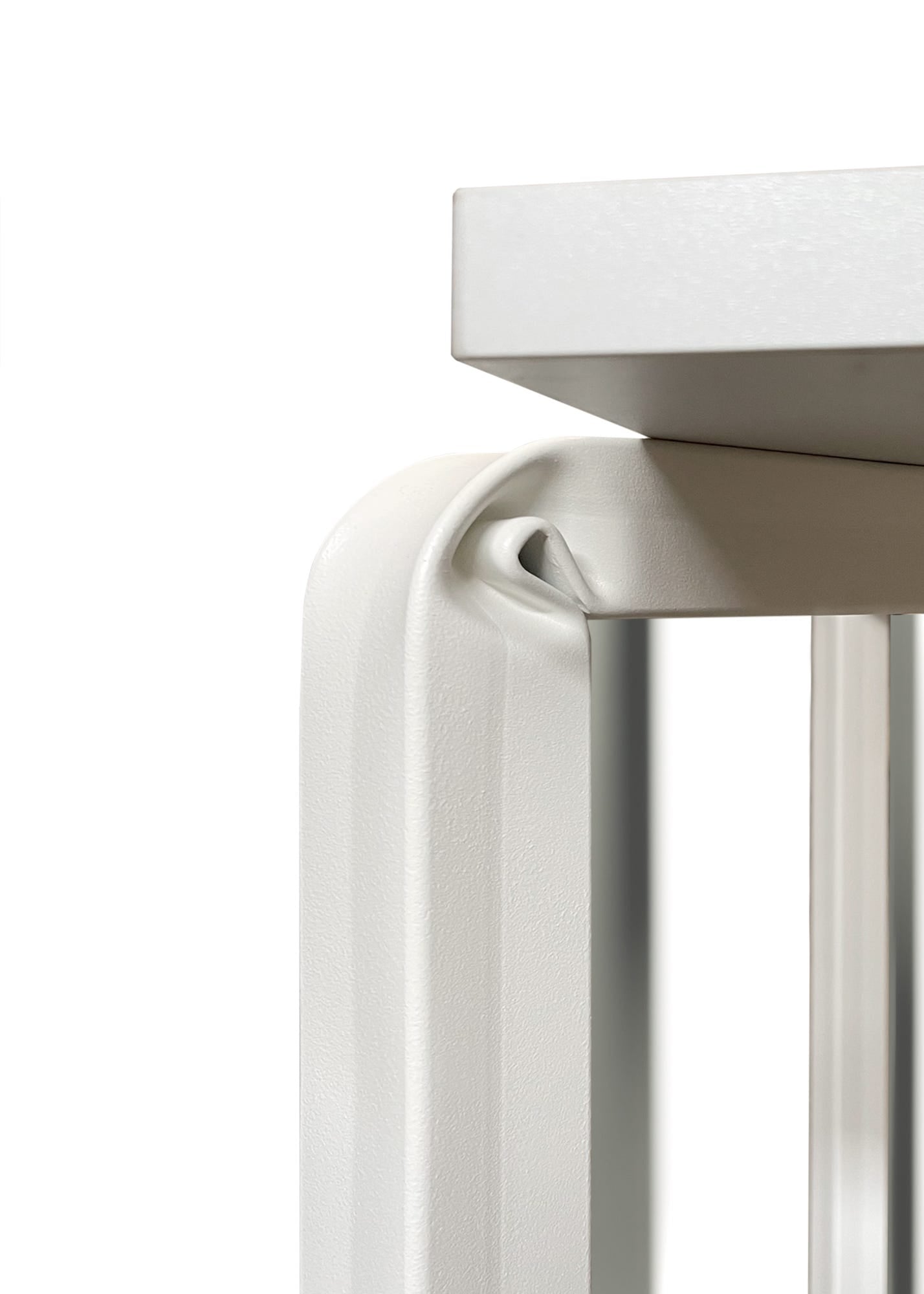 Composizione arredi operativi con scrivania moderna con struttura metallica, mobile con 2 ante battenti e poltroncina girevole