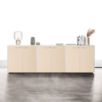 Composizione operativa compresa di scrivania moderna con struttura metallica, sedia girevole ergonomica e mobile per archivio documenti