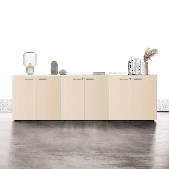 Composizione operativa compresa di scrivania moderna con struttura metallica, sedia girevole ergonomica e mobile per archivio documenti