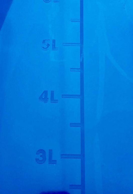 Grande Abbeveratoio a Sifone 8 Litri con Piedini Altezza Adattabile per Avicoli di Tutte le Età Sistema di Riempimento Stabile e Facile Manico per Trasporto