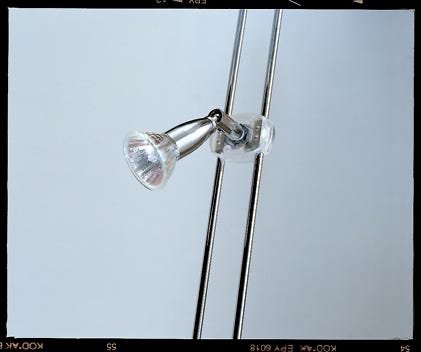 Illuminazione LED verticale con faretti per ENTRAMBI i lati per 3 piani