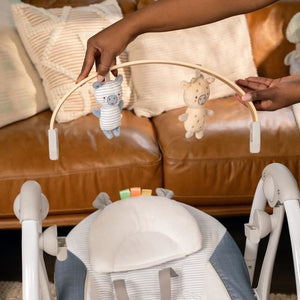 INGENUITY Altalena portatile Swing 'n Go - Arco attività rimovibile in legno proveniente da fonti sostenibili - 5 velocità - Per bambini