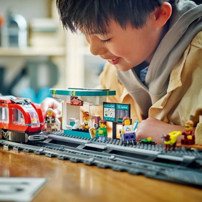 LEGO City 60423 Tram e stazione del centro città, veicolo per bambini dai 7 anni in su