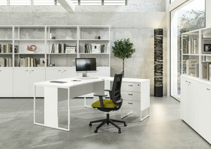 Libreria bassa con struttura in metallo verniciato a 2 vani a giorno con ripiani, base, cappello e schiena in melaminico cm. 90x46x80h