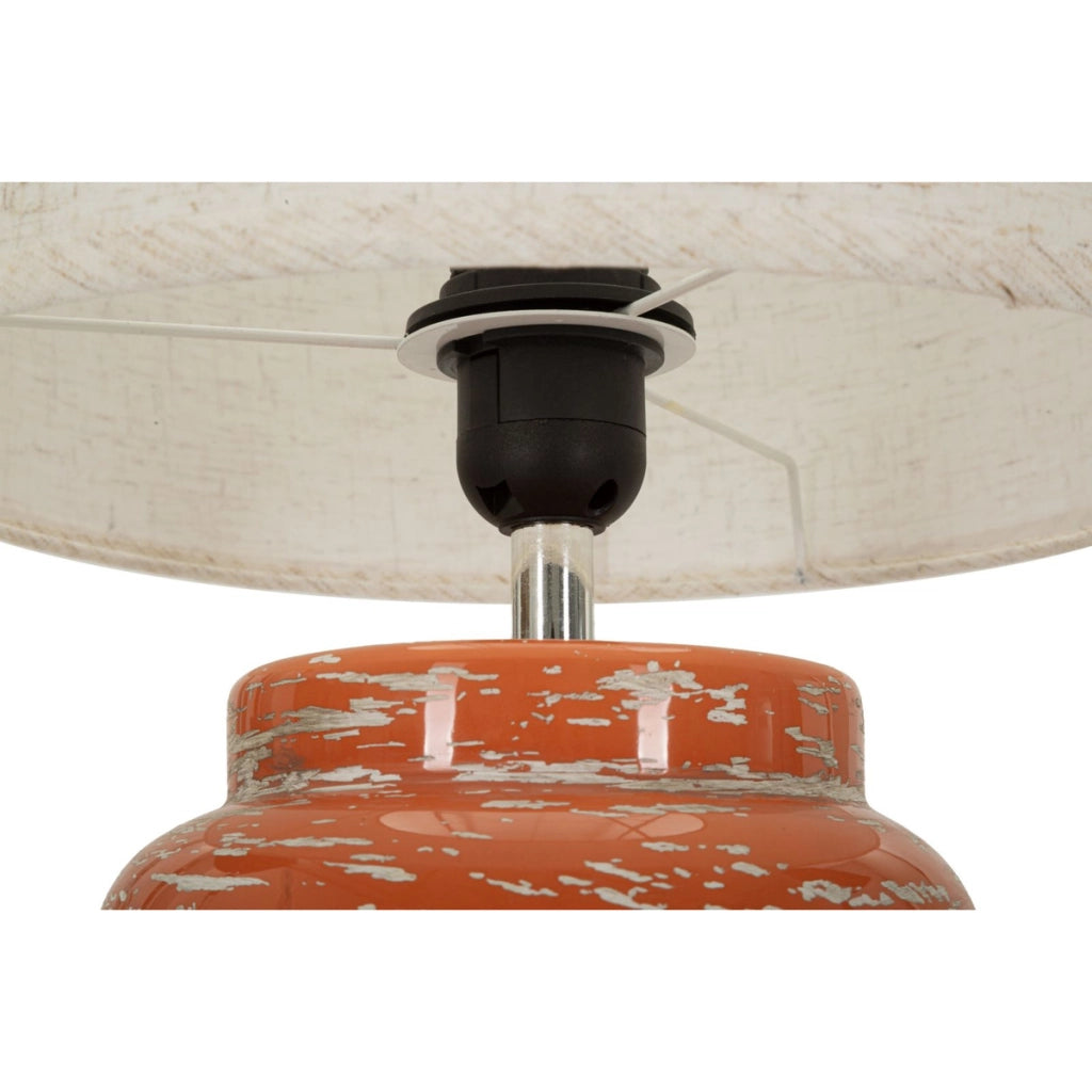 Lampada da tavolo con base in ceramica arancione e paralume in tessuto