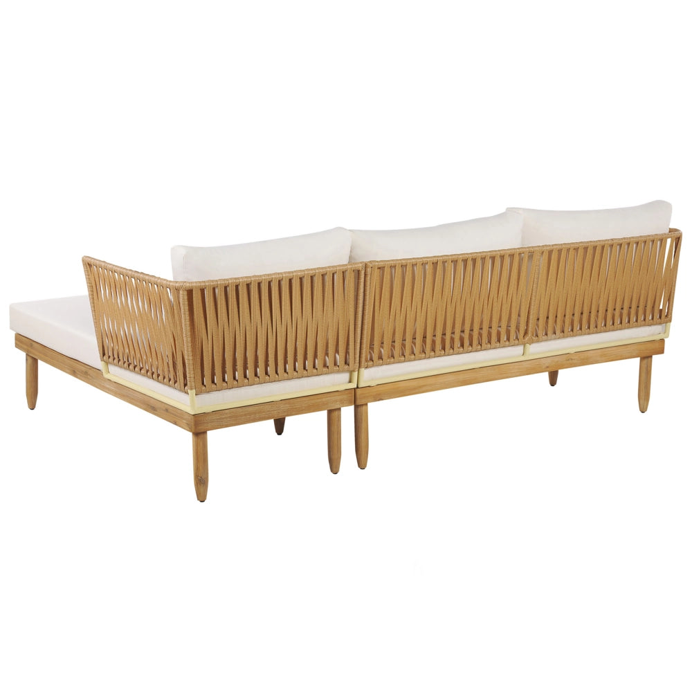 Salotto da esterno in legno di acacia con cuscini bianco sporco e tavolino da caffè con poltrona in finto rattan