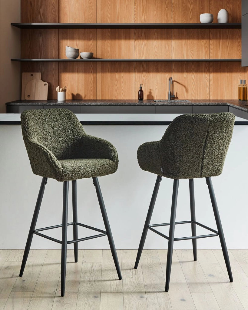 Set di 2 sgabelli da bar in tessuto bouclè verde scuro con seduta imbottita e gambe in metallo stile moderno soggiorno