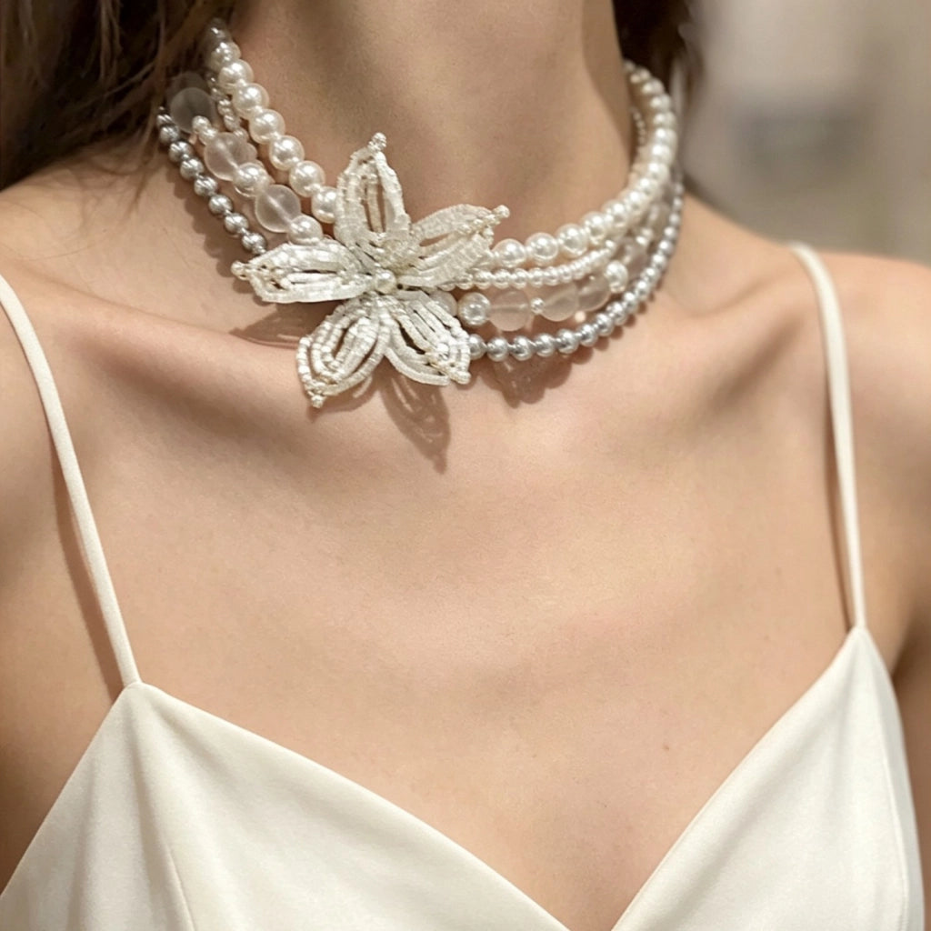 Collana girocollo con fiore di cristallo e perla satinata