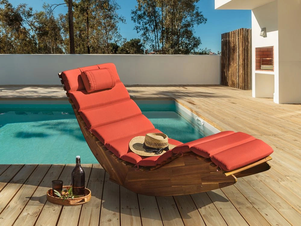 Lettino prendisole in legno di acacia Cuscino rosso a doghe Design a dondolo Forma curva