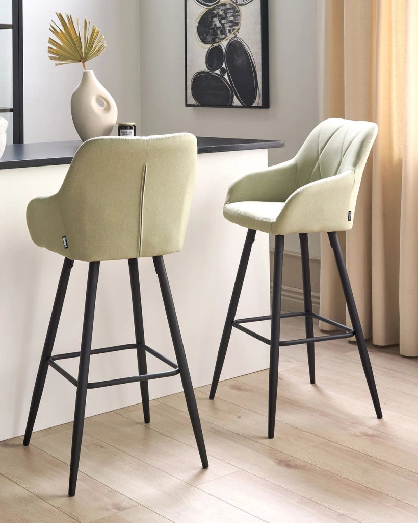 Set di 2 Sgabelli Bar Tessuto Verde Chiaro con Braccioli Schienale Trapuntato Gambe in Metallo Nero