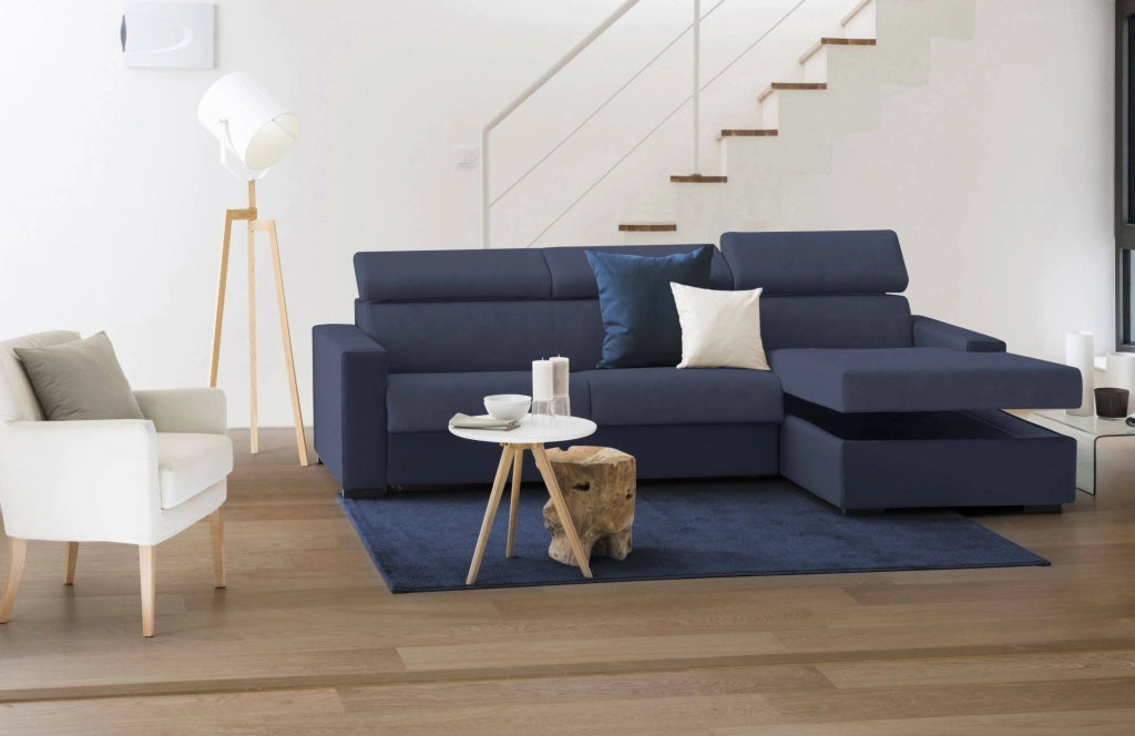 Divano fisso Angera, Divano ad angolo, Made in Italy, SofÒ  Soggiorno con chaise longue, in tessuto imbottito - Penisola contenitore Destra, con Braccioli slim, cm 260x95h85, Blu