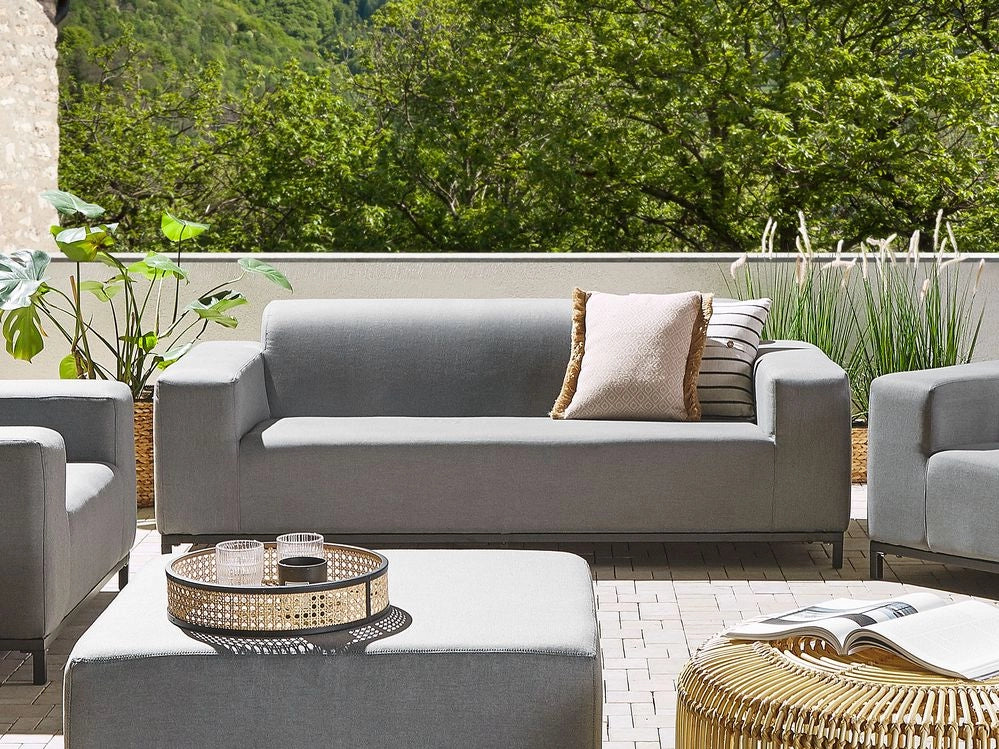 Divano da giardino Rivestimento in tessuto grigio Gambe in alluminio Nero Mobili da esterno per interni Resistente agli agenti atmosferici