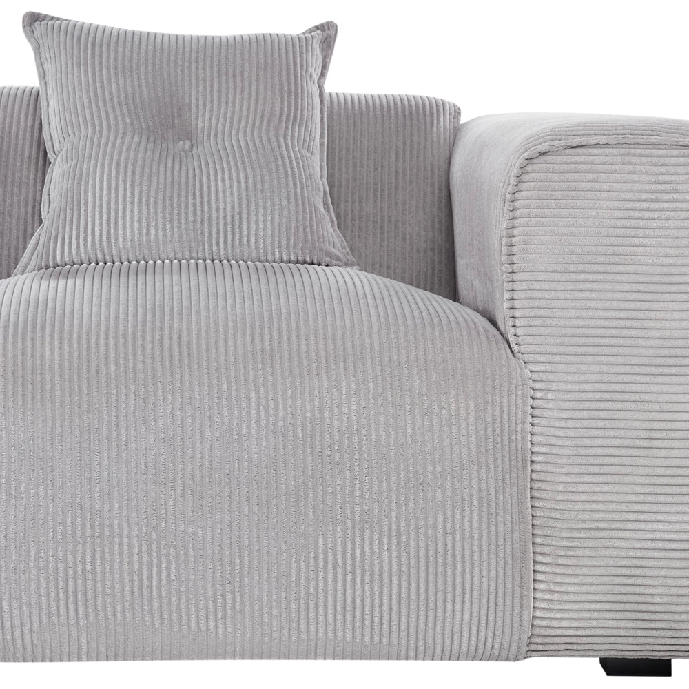 Divano Angolare lato destro in velluto a coste grigio chiaro con cuscini decorativi stile Moderno