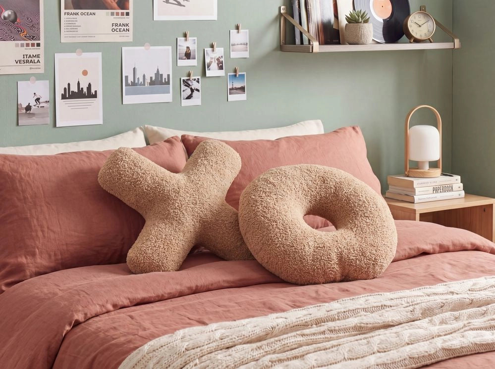 Set di 2 cuscini in tessuto decorazione tessile marrone chiaro a forma delle lettere XO divano soggiorno camera da letto