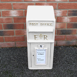 Cassetta Postale per le Lettere in Stile Britannico Inglese in Ghisa da Esterno Bocchetta Lettere Standard UK - con Piedistallo - Bianco