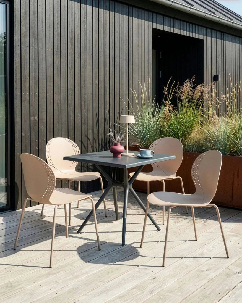 Set di 4 sedie da giardino beige in materiale sintetico plastico per interni ed esterni, sala da pranzo in stile moderno