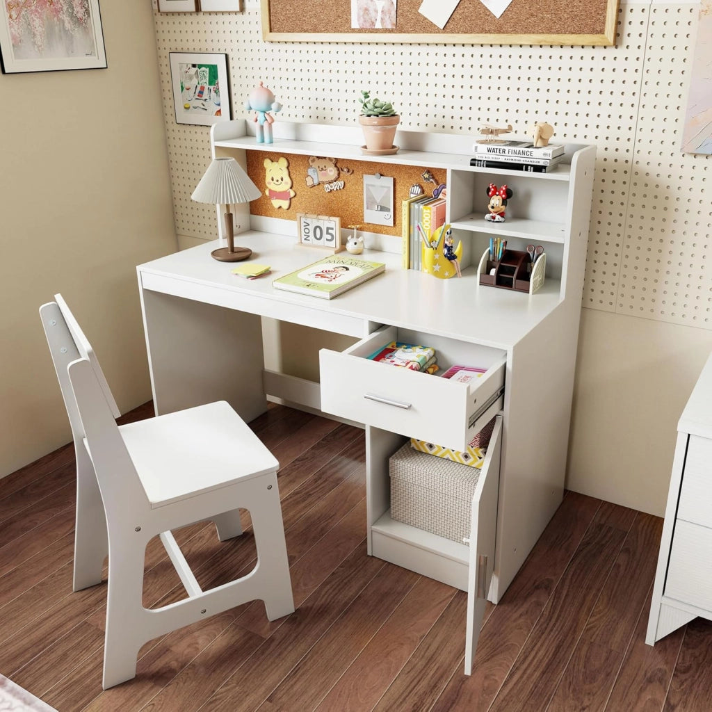 Set Scrivania e Sedia per Bambini 3+ Anni, Tavolo da Scrittura in Legno con Mensole, Cassetto e Bacheca in Sughero, Tavolo e Sedia per Disegno e Studio (Bianco)
