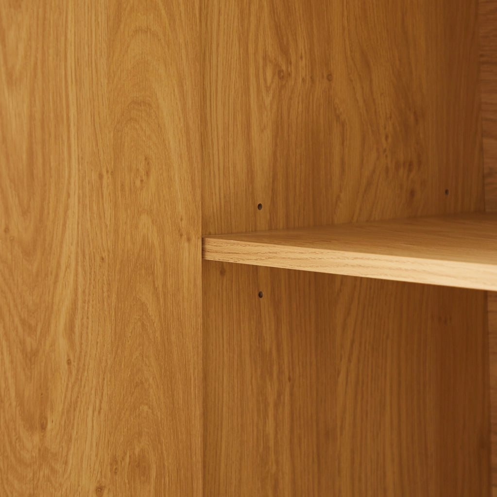 Credenza moderna 169 cm in MDF effetto legno naturale; con ante curve e ripiani regolabili