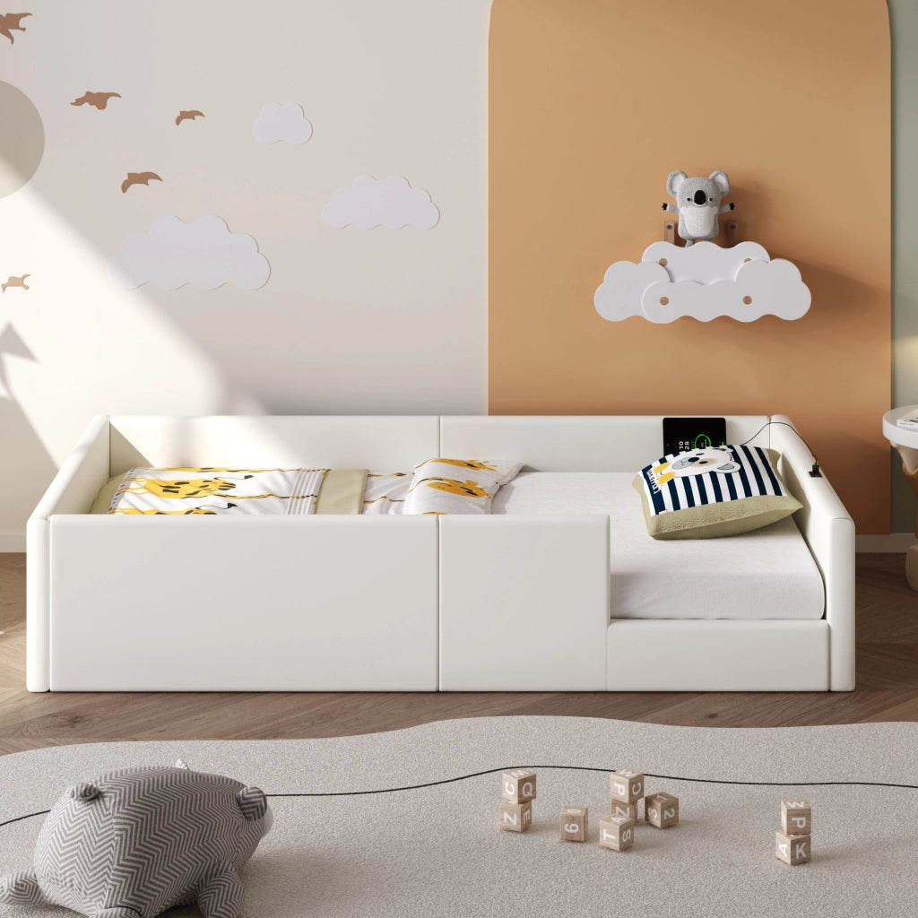 Letto a piattaforma 90x200 cm con sponde imbottite e stazione di ricarica USB/Type-C; bianco