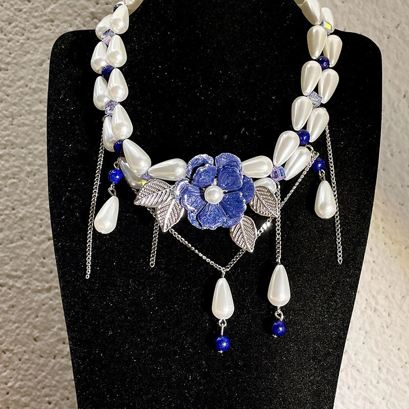 Collana con fiore 3D blu a goccia e nappa di perle