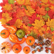 Decorazioni artificiali di autunno con foglie di quercia e zucche