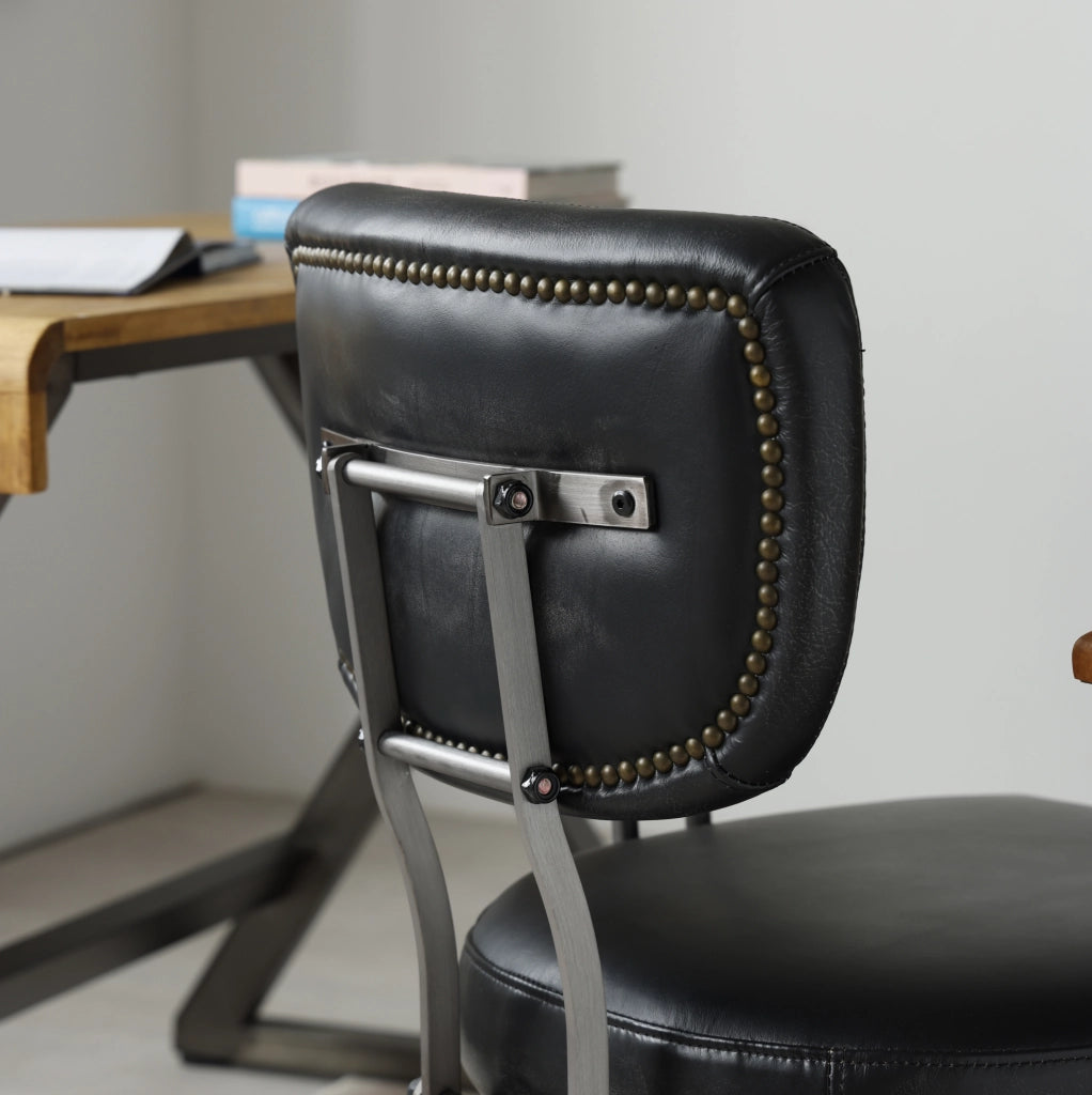 Sedia da ufficio girevole in pelle nera con ruote e struttura in metallo