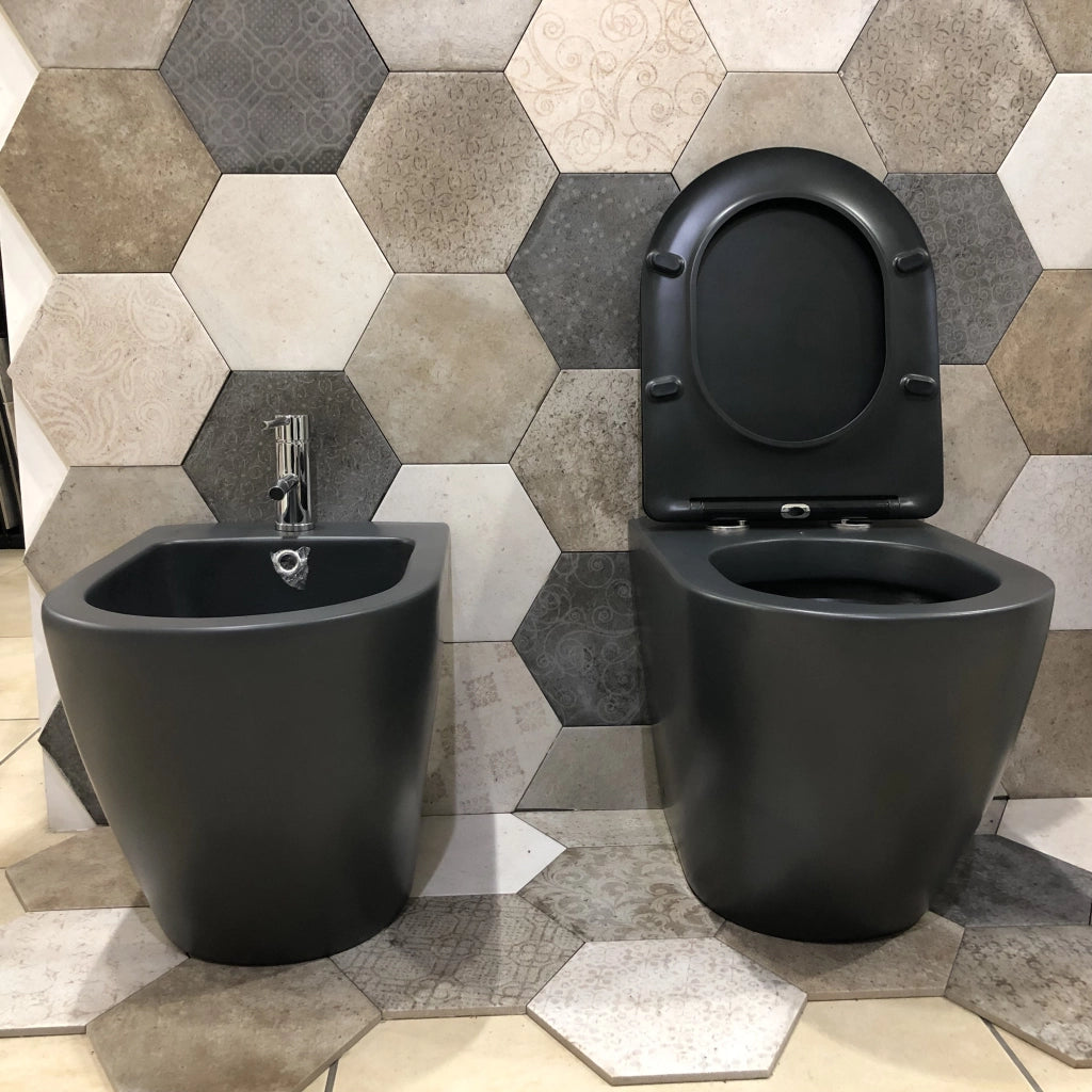 Set Sanitari a terra filo muro, linea tonda colore nero opaco coprivaso soft-close