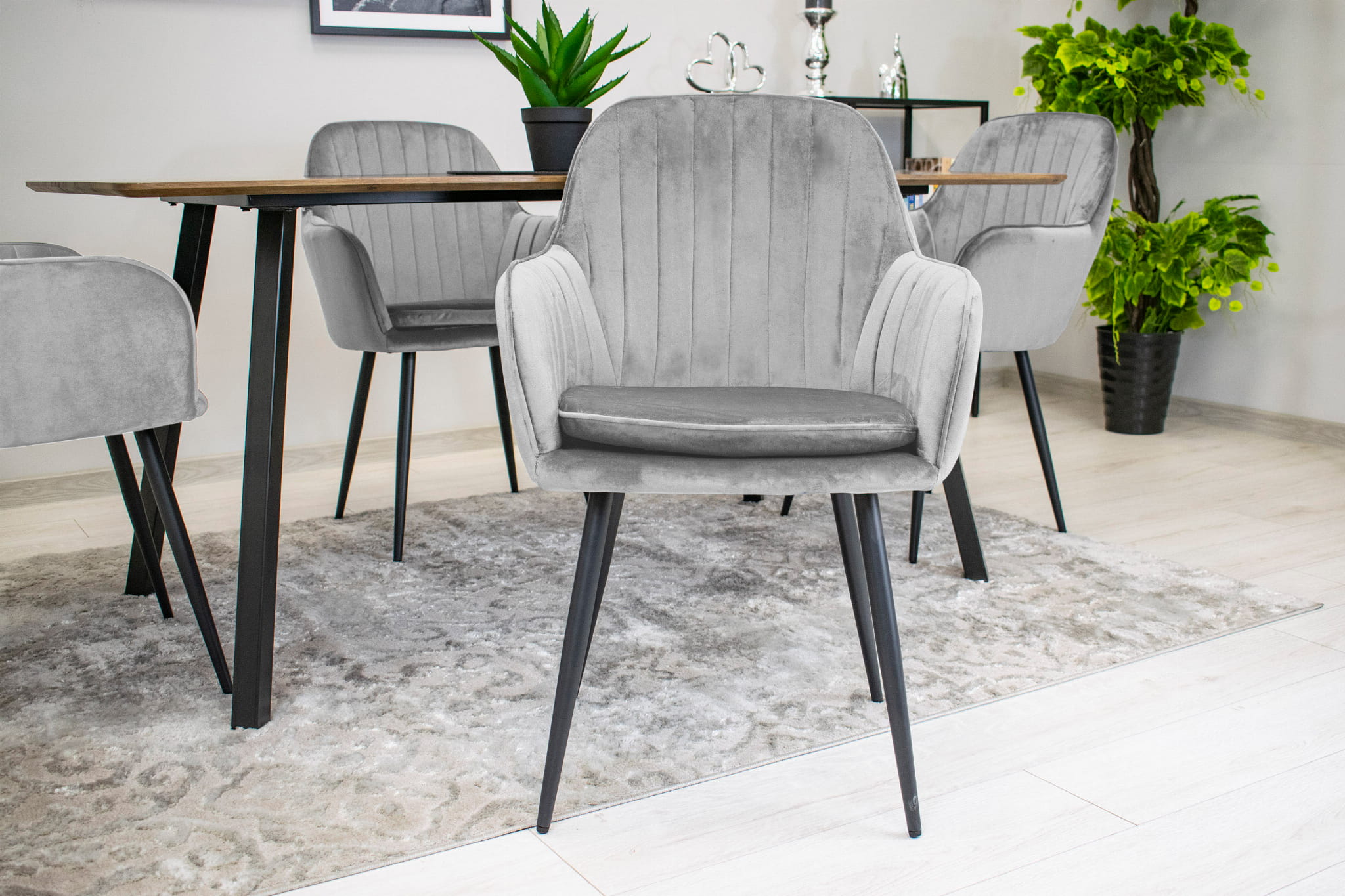 Sedia Valora LUGO in velluto grigio argento con gambe nere per soggiorno x2