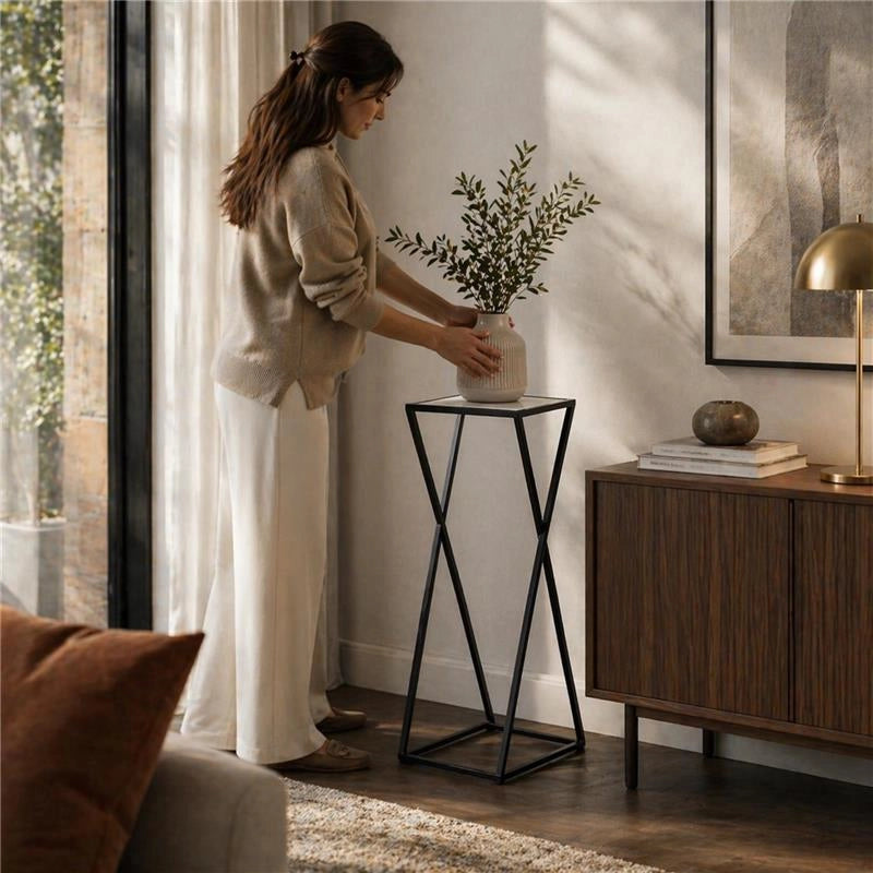 TAVOLINO A COLONNA CON STRUTTURA IN METALLO NERO E TOP IN MDF EFFETTO MARMO BIANCO MISURE: 25X50CM