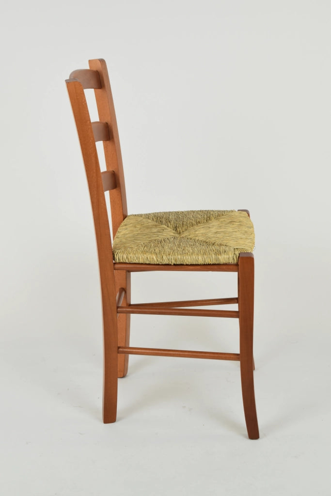 Set 2 Sedie Venice Tommychairs, robusta struttura in legno di faggio verniciata in ciliegio e seduta in paglia