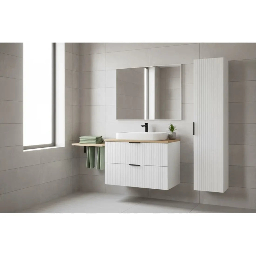 Set da bagno NOXERA 80 cm – Mobile sospeso bianco alpino con piano per lavabo in quercia wotan e colonna a muro