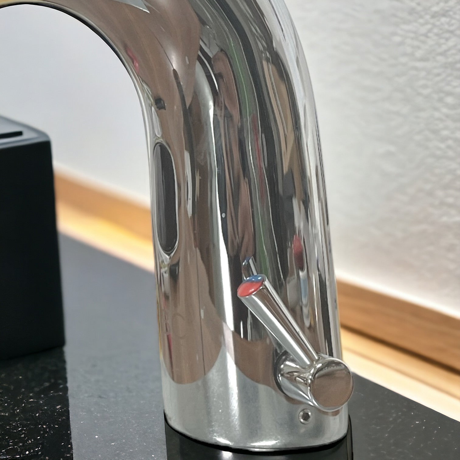 Rubinetto miscelatore elettronico automatico ad infrarossi