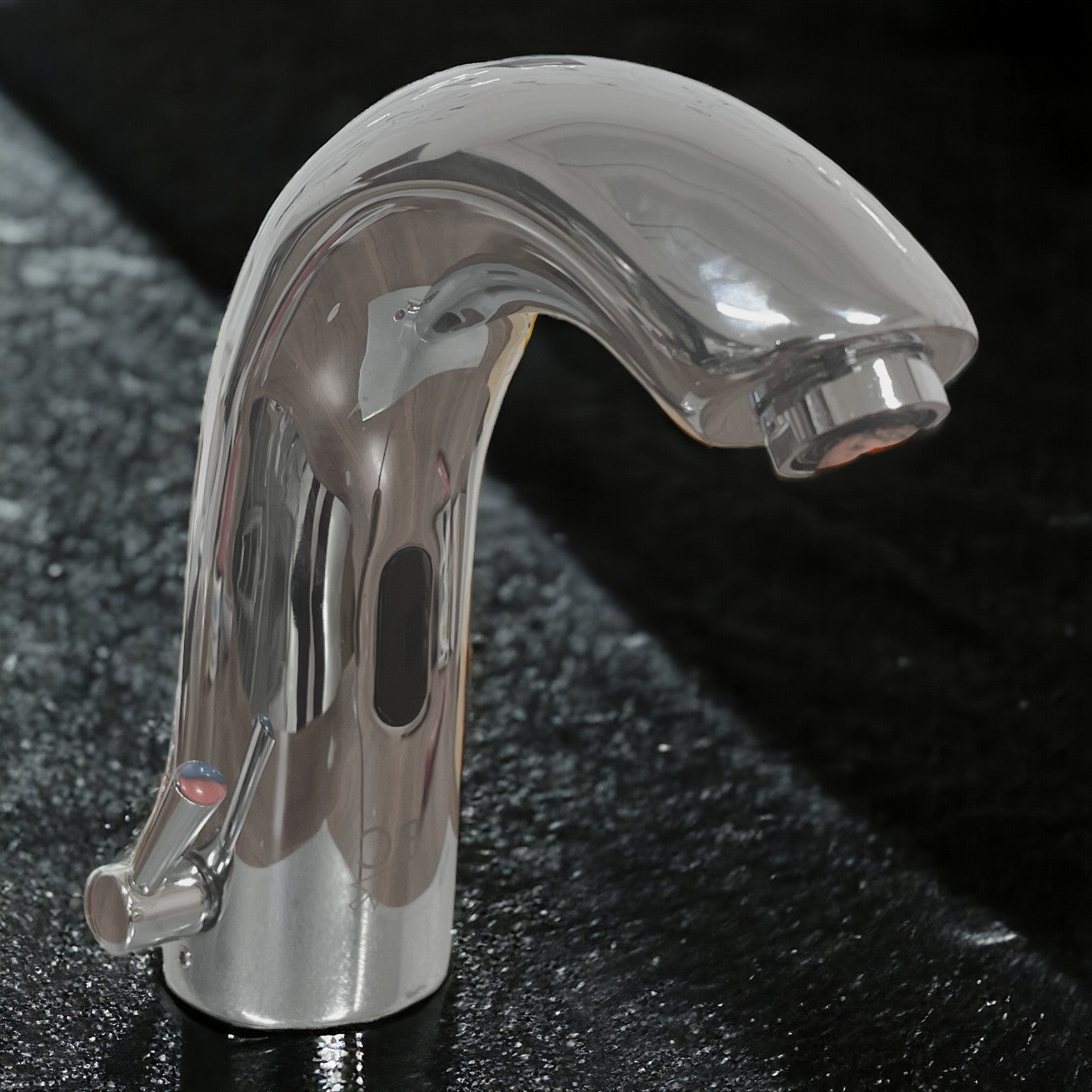 Rubinetto miscelatore elettronico automatico ad infrarossi