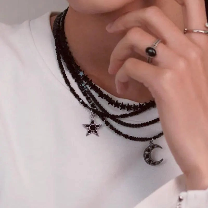 Collana fatta a mano con stelle e luna, perline scure sovrapposte, regalo di Natale o di compleanno.