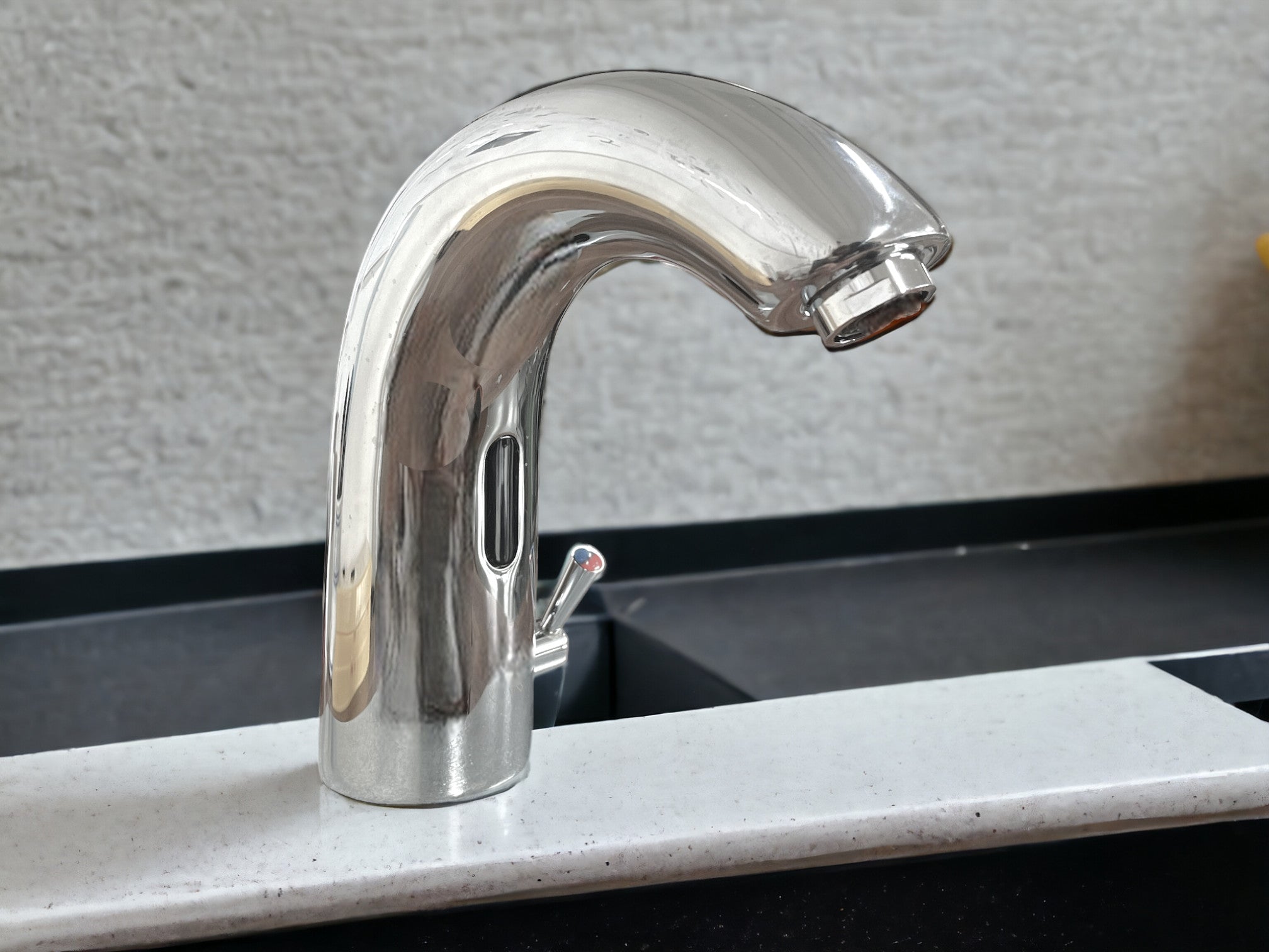 Rubinetto miscelatore elettronico automatico ad infrarossi