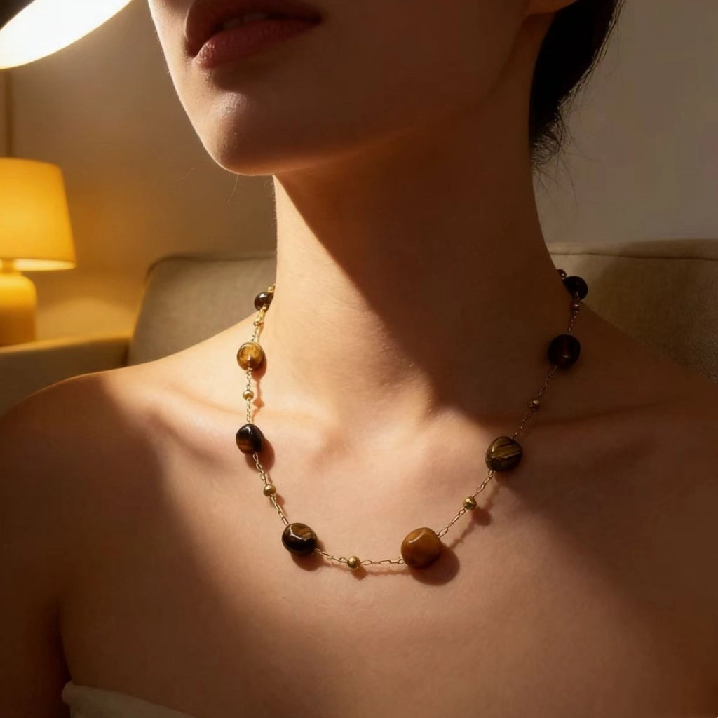 Collana in stile boh¨¦mien minimalista con perline di ambra effetto tartaruga.