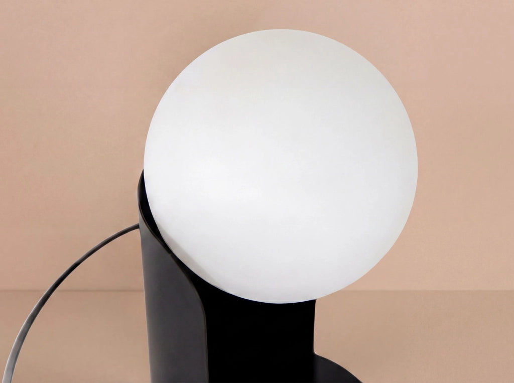 Lampada da tavolo in vetro bianco e acciaio nero