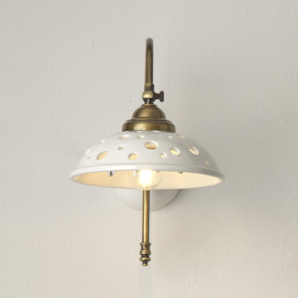 CONTEMPORANEA Applique in Ceramica Bianca Lucida con Braccio in Ottone