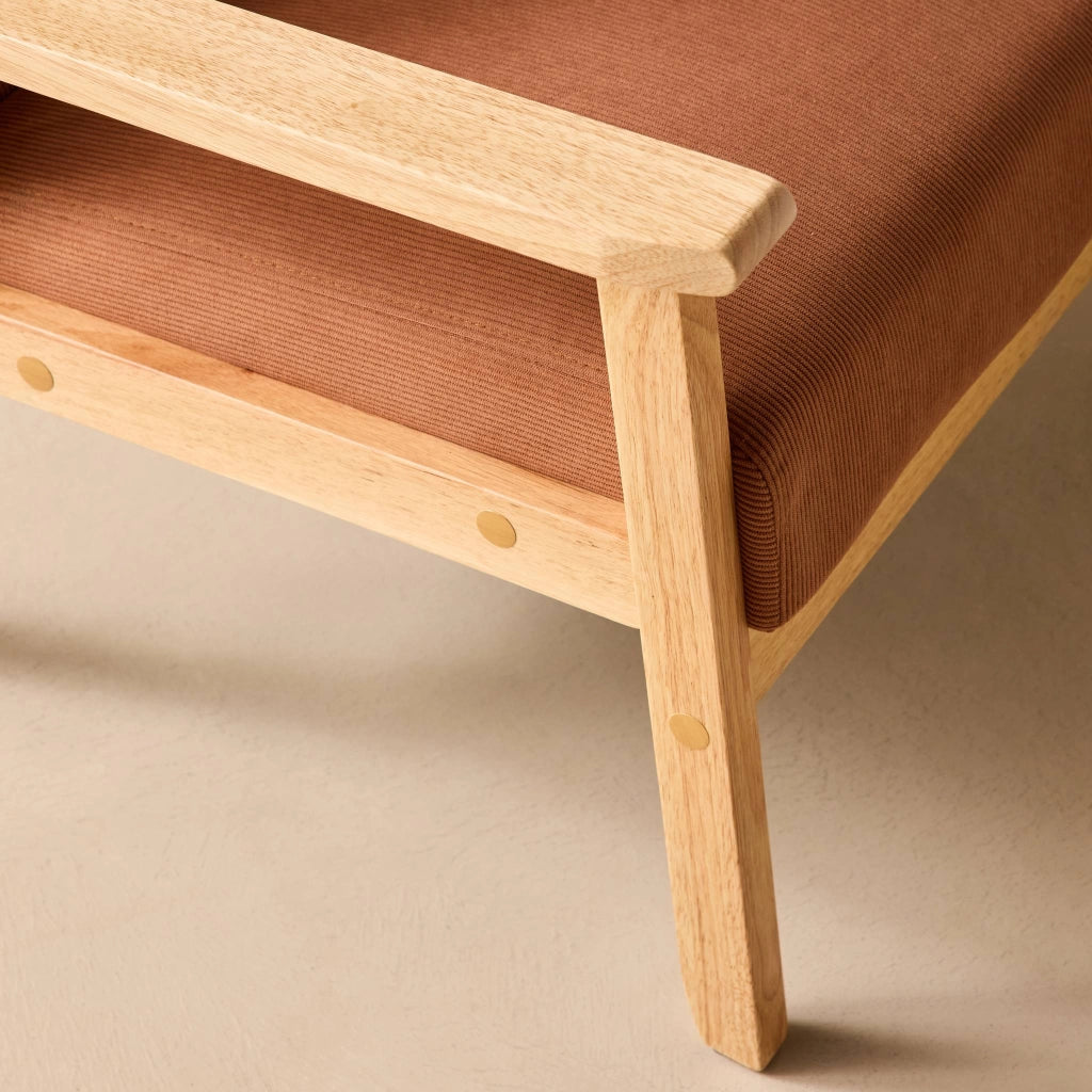 Poltrona scandinava in legno e velluto a coste, marrone