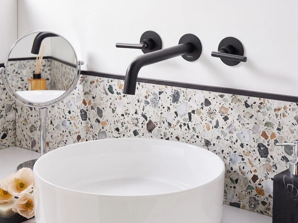 Rubinetto a doppia leva per lavabo a parete in ottone nero