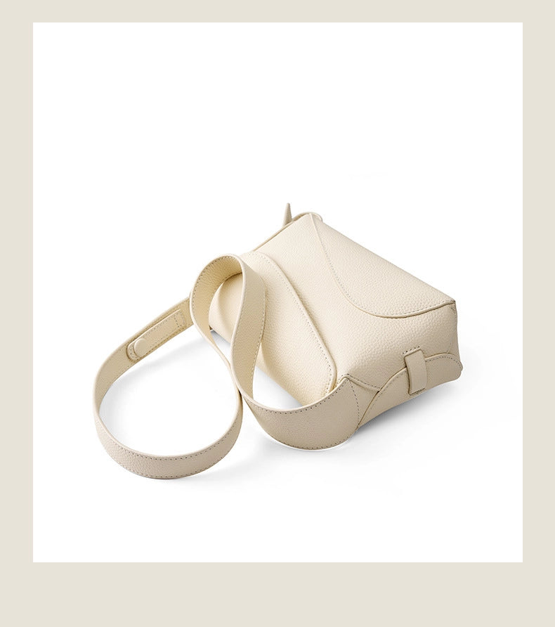 Borsa a tracolla da donna in vera pelle, spaziosa e casual, colore bianco.