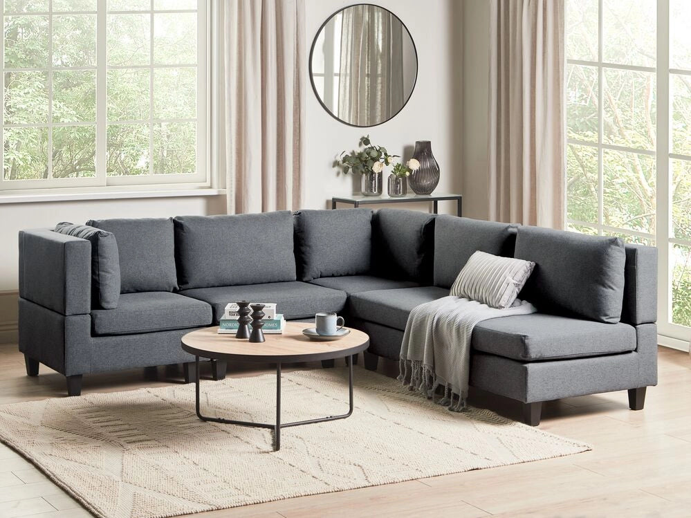 Divano componibile a 5 posti imbottito in tessuto grigio scuro gambe nere lato destro stile moderno