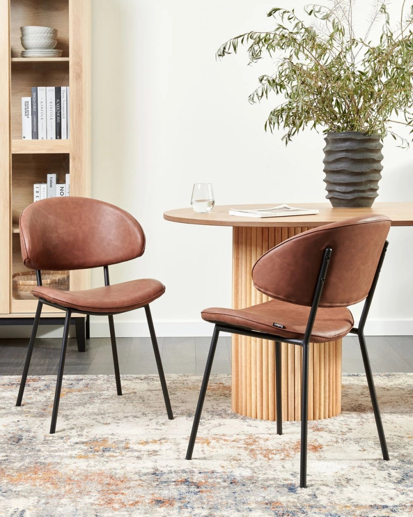 Set di 2 sedie da pranzo Rivestimento in ecopelle marrone Gambe in metallo nero Schienale curvo senza braccioli Design moderno e contemporaneo