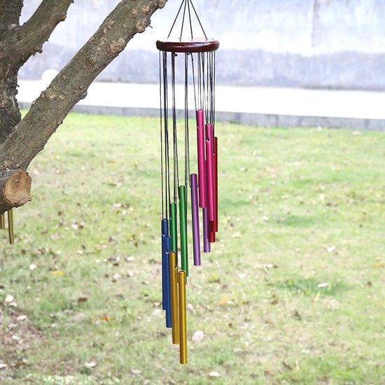 Accessorio per interni in stile rustico con campana in legno e coda metallica.